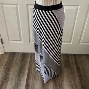 ▪️White house black market maxi skirt▪️